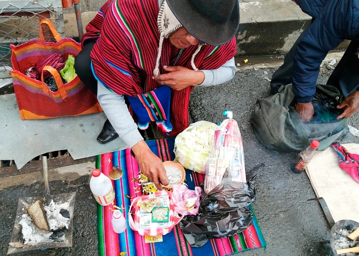 Alasitas-Yatiri bendiciendo - La Paz Bolivia
